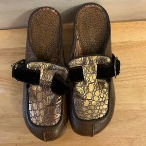 Kenzie Habit Brown leather Clog with a T-strap design And Gold Metallic Accents